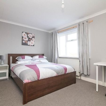 Spacious Two Bed House With Parking And Garden Dudley Extérieur photo