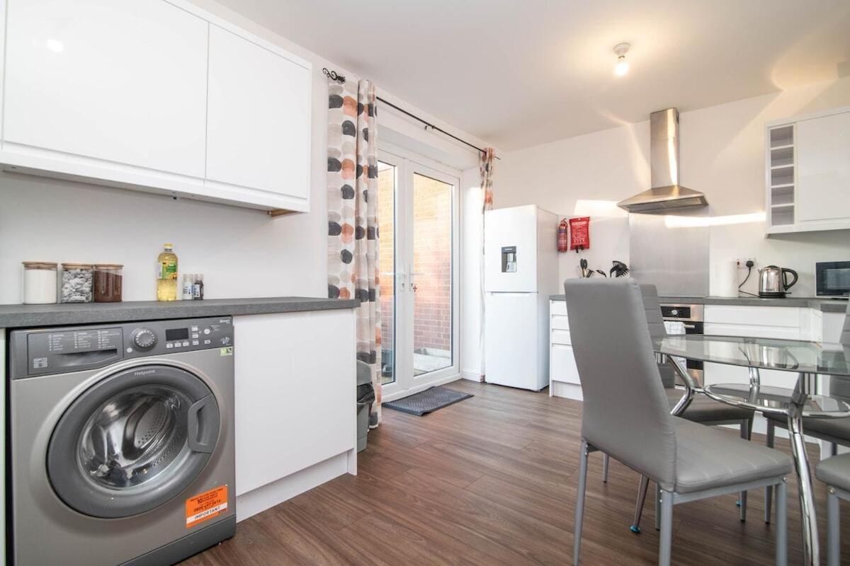 Spacious Two Bed House With Parking And Garden Dudley Extérieur photo