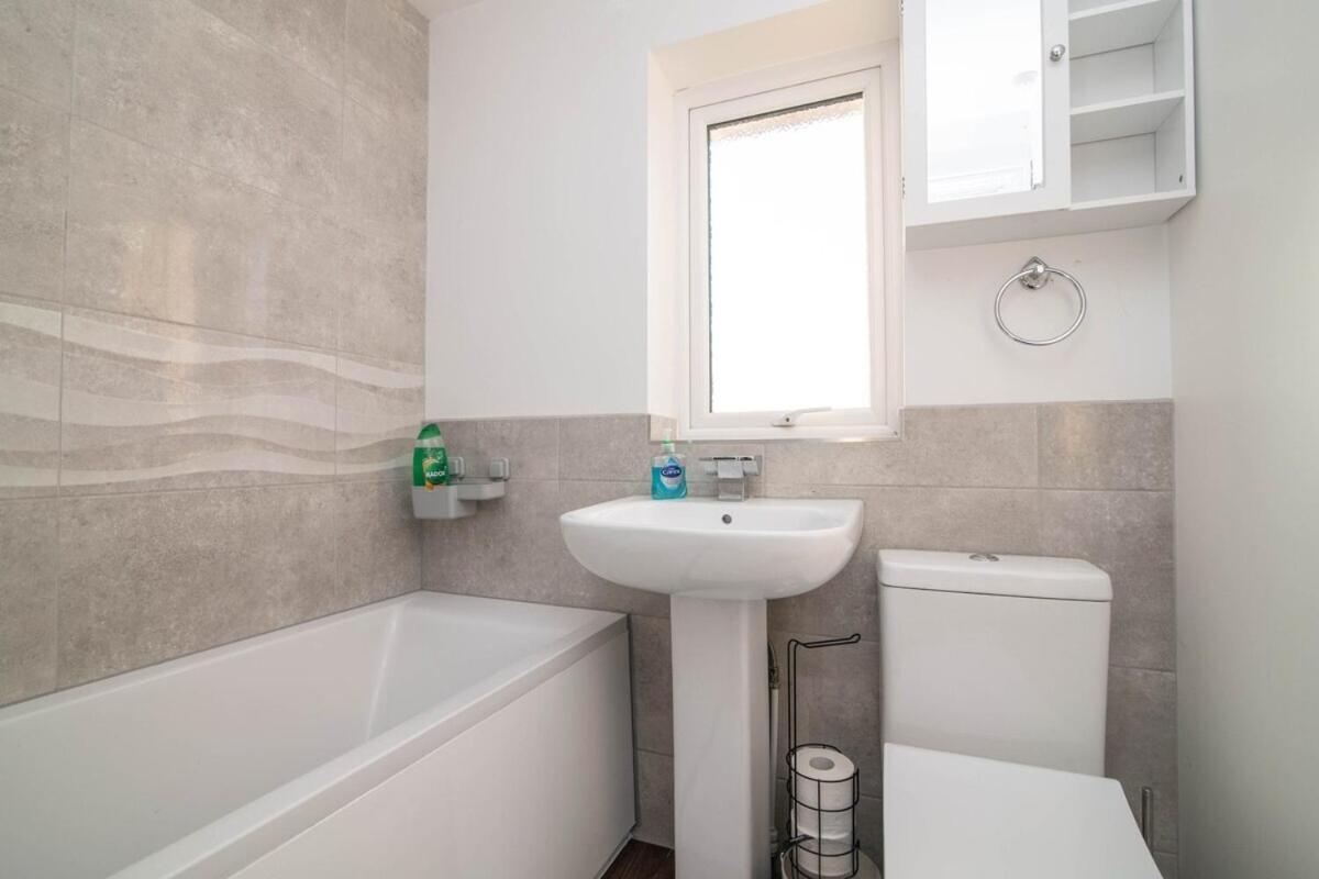 Spacious Two Bed House With Parking And Garden Dudley Extérieur photo