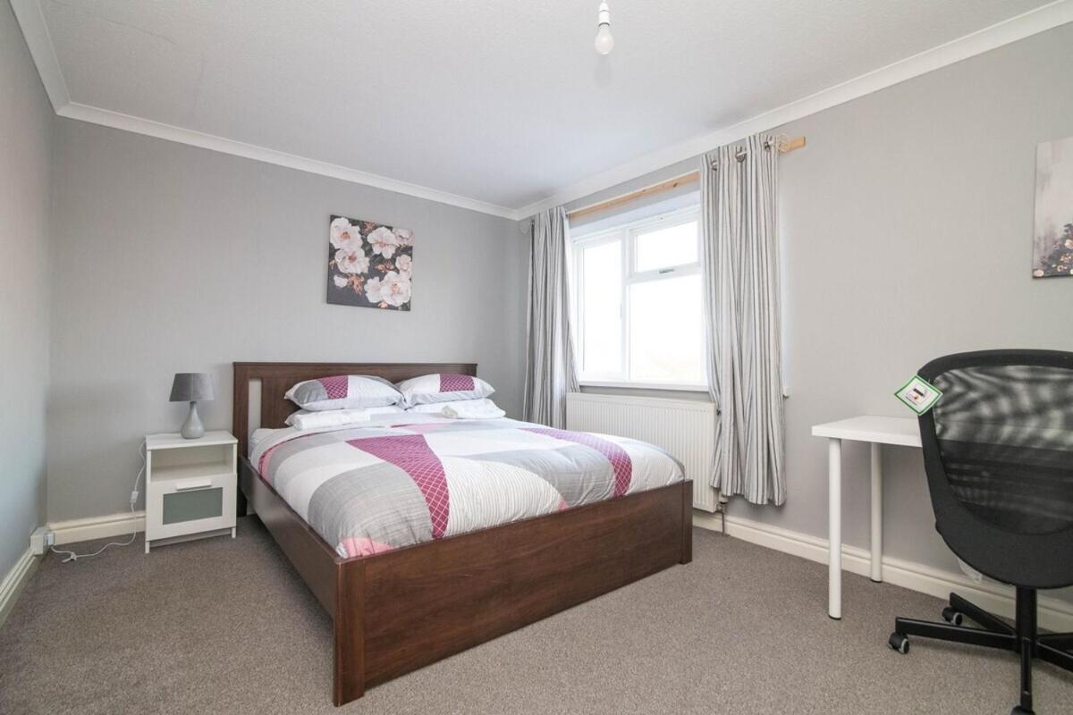 Spacious Two Bed House With Parking And Garden Dudley Extérieur photo