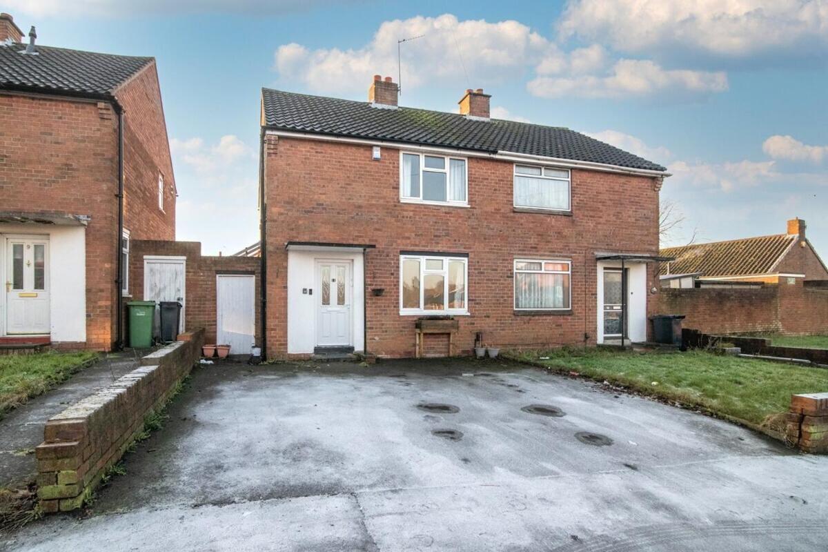 Spacious Two Bed House With Parking And Garden Dudley Extérieur photo