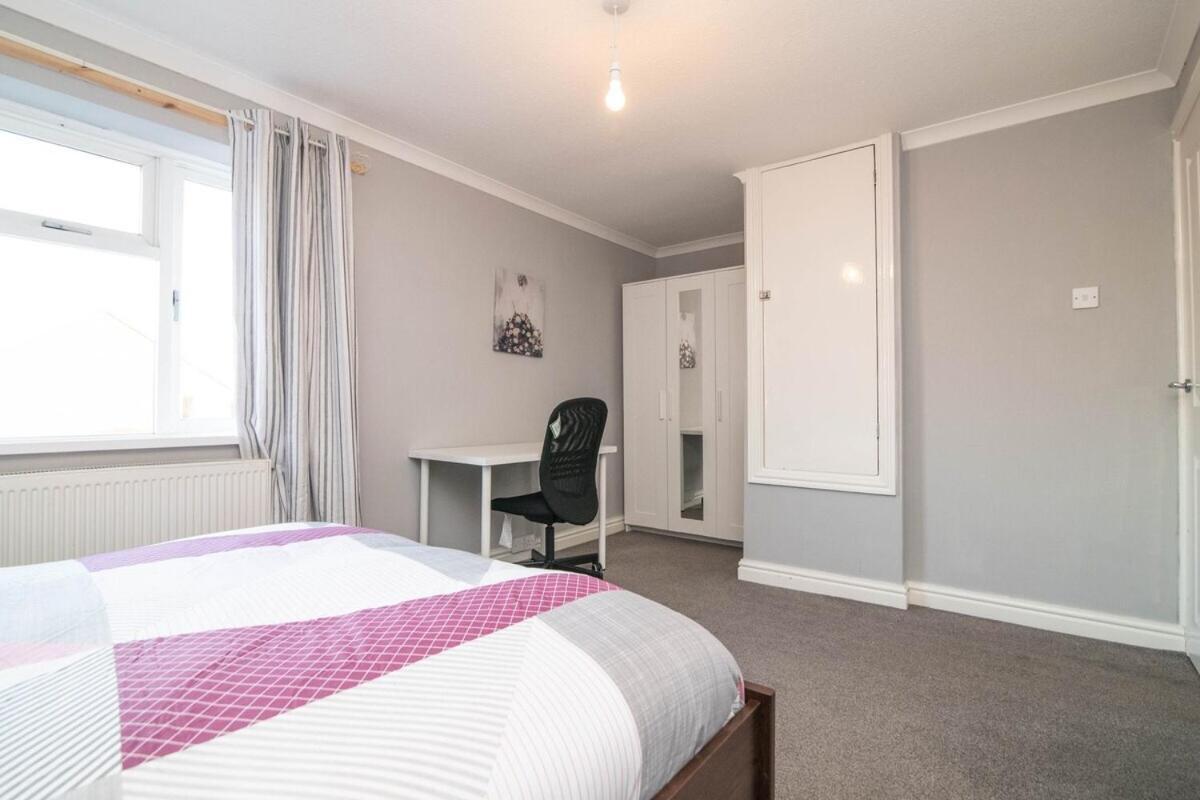 Spacious Two Bed House With Parking And Garden Dudley Extérieur photo