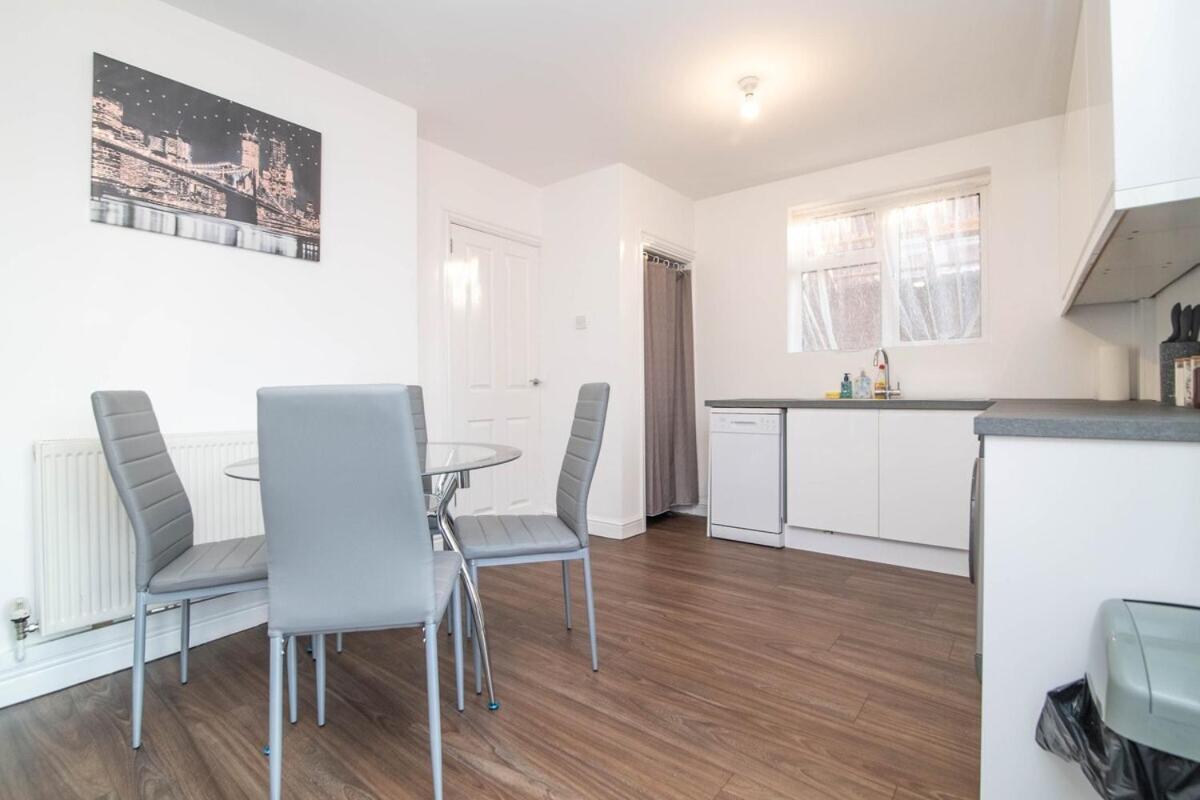 Spacious Two Bed House With Parking And Garden Dudley Extérieur photo