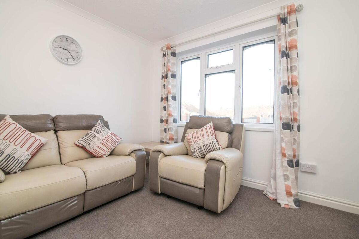 Spacious Two Bed House With Parking And Garden Dudley Extérieur photo