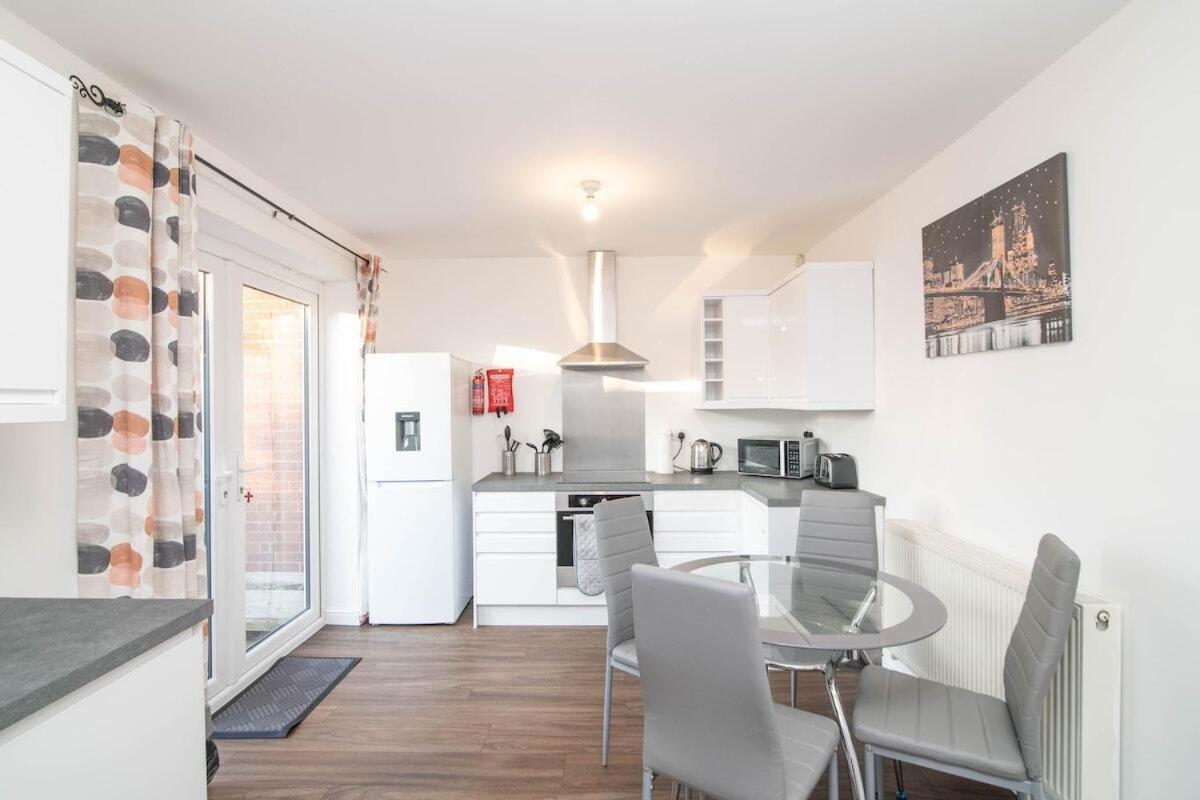 Spacious Two Bed House With Parking And Garden Dudley Extérieur photo