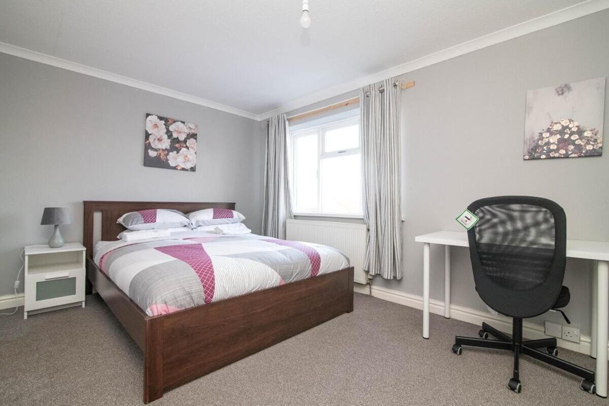 Spacious Two Bed House With Parking And Garden Dudley Extérieur photo