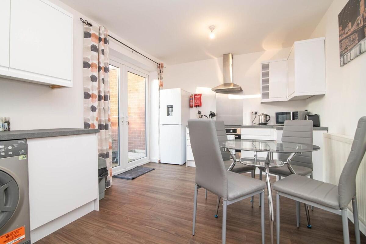 Spacious Two Bed House With Parking And Garden Dudley Extérieur photo