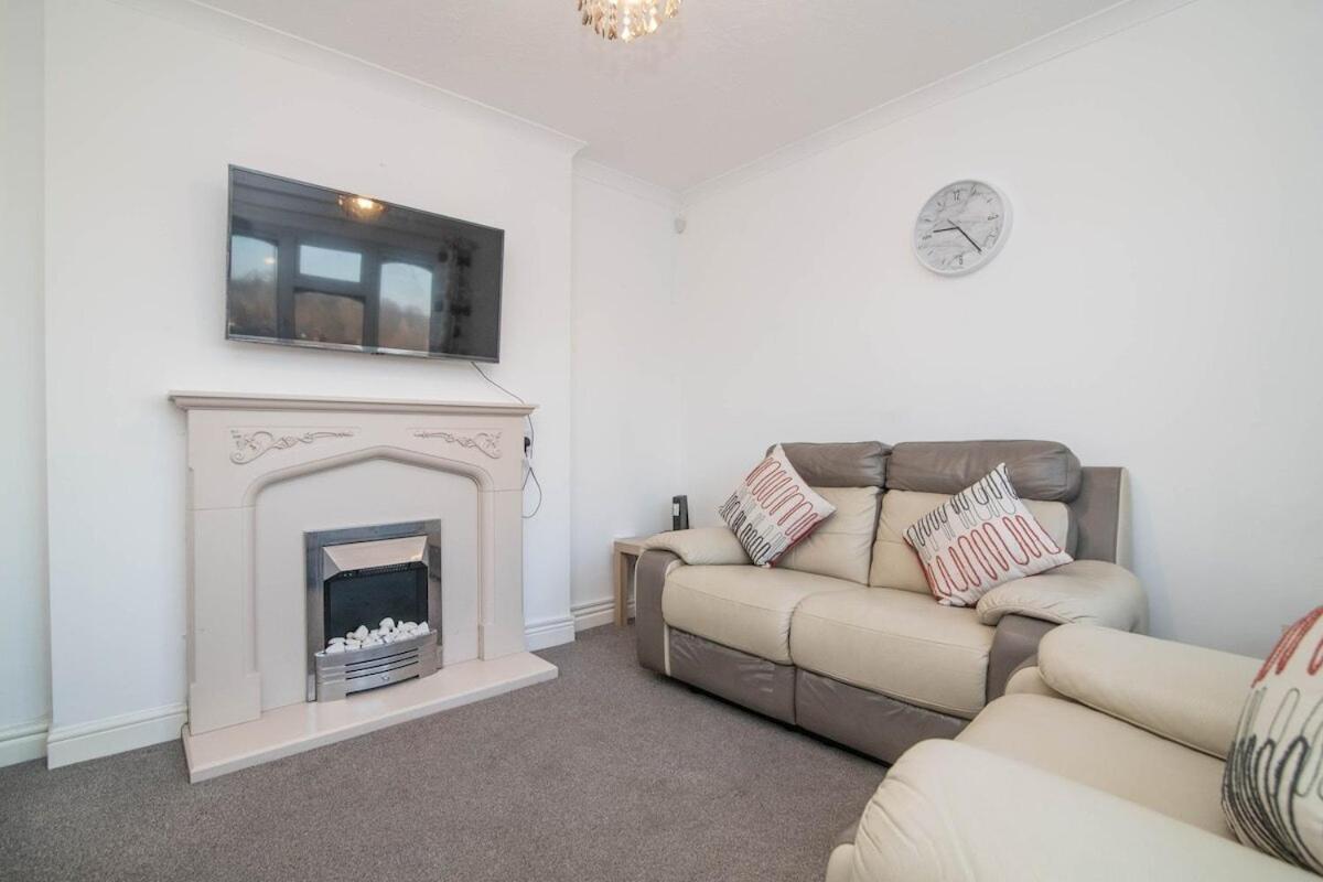 Spacious Two Bed House With Parking And Garden Dudley Extérieur photo