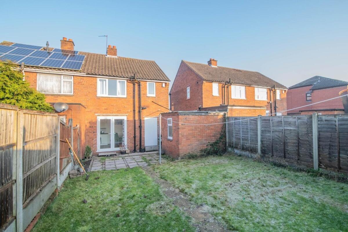 Spacious Two Bed House With Parking And Garden Dudley Extérieur photo
